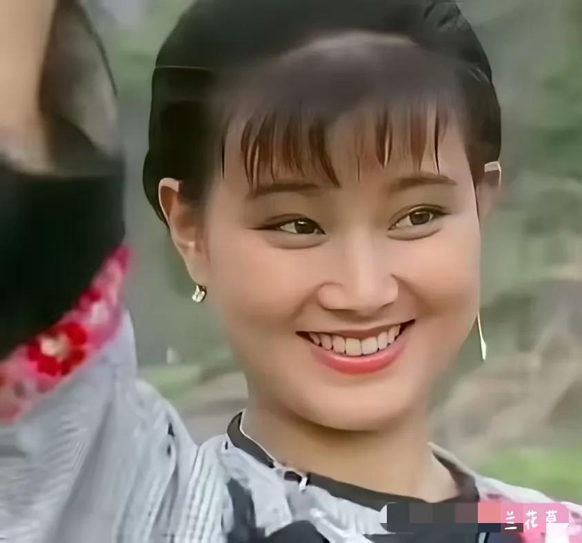 这是谁的年轻时代？水灵灵，挺秀气的。哦！是宋祖英，凭借一首《小背篓》在央视春晚