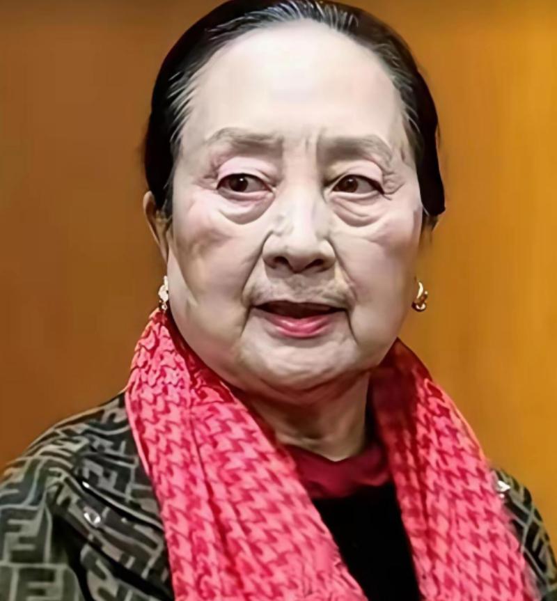 都说74岁的张金玲“一脸苦相”，晚景凄凉。我查了下她近况，差点惊掉下巴。你记忆里