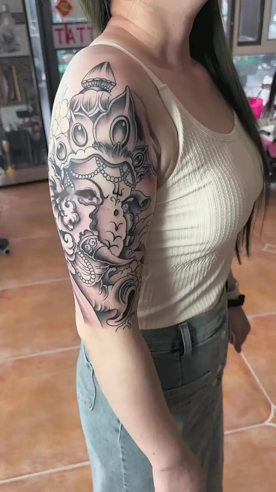 小姐姐胆子真大肩膀上纹身看着就霸气这么大面积纹身老疼了吧