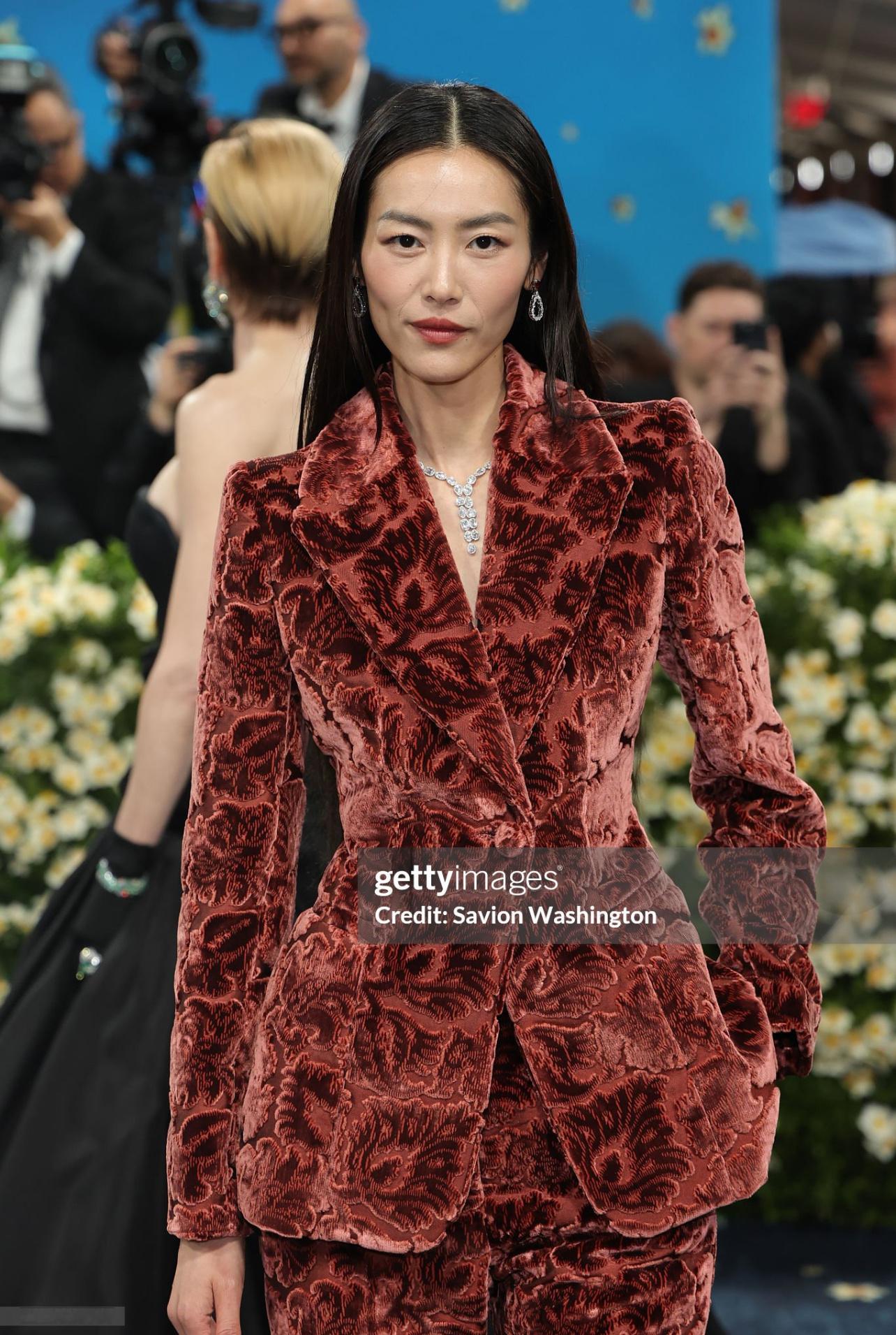 刘雯｜2025MetGala中国超模刘雯一袭BURBERRY特别定制丝绒西装