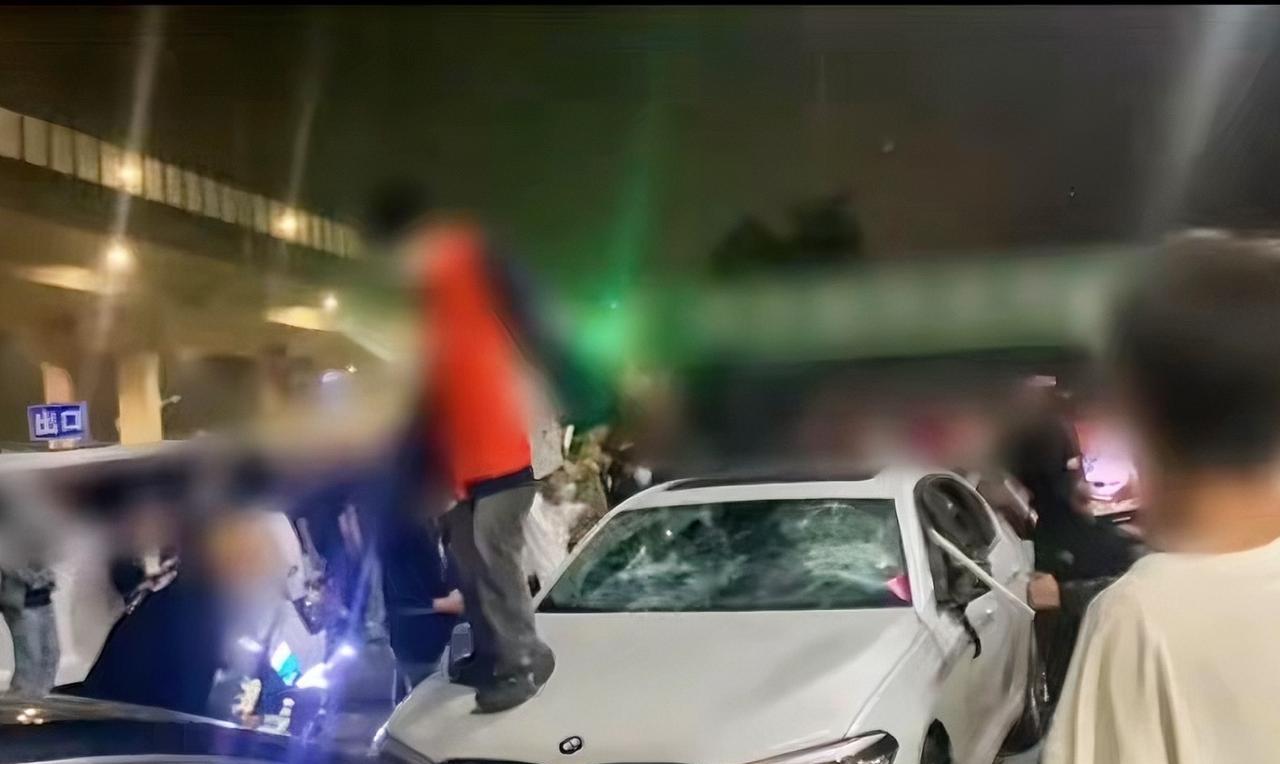 这就叫无知！山东临沂聚众斗殴的这帮精神小伙都进去了，他们将来会面临什么？第一，