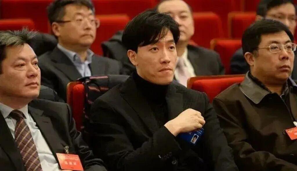 刘翔摊上事了！🌞8月26日，刘翔发文向网友求助，上海体育局让他“买断”