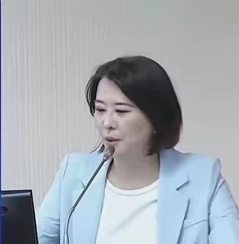 “台立委”王鸿薇请命台警署保护沈伯洋16日，台立法院质询现场传出一段让人有些
