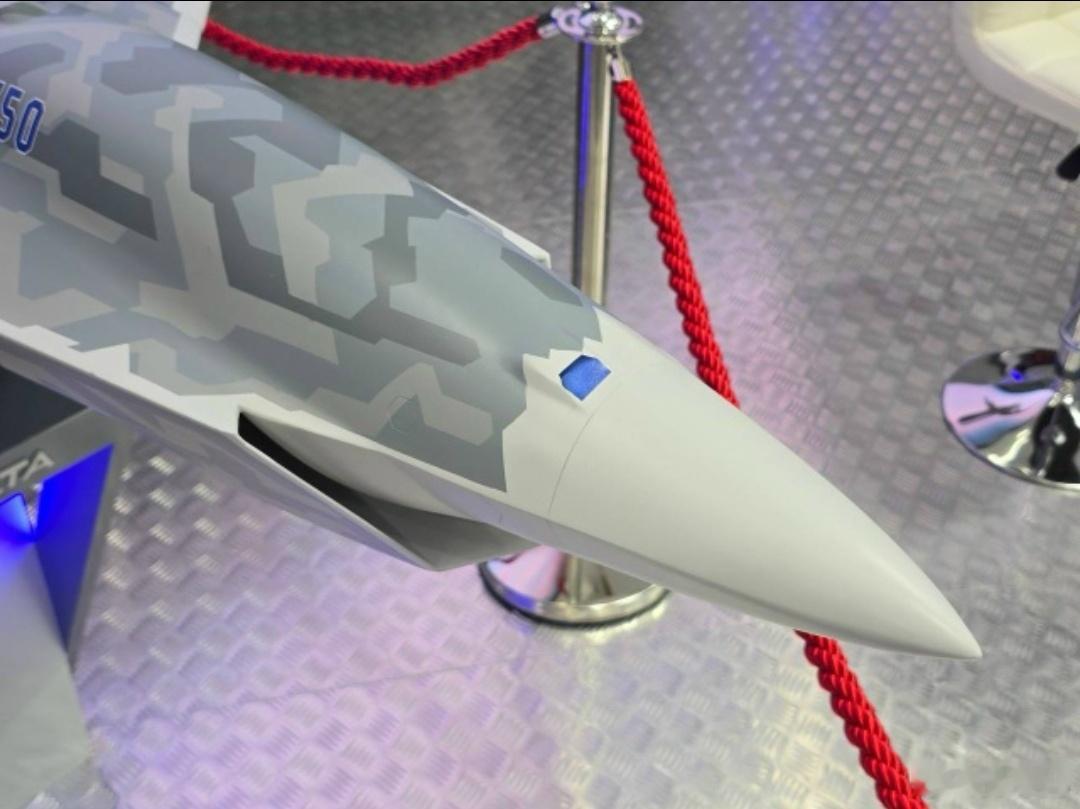 与苏-57M战斗机相邻的是在苏-75基础上研制的升级版T-75B无人战斗机模型。