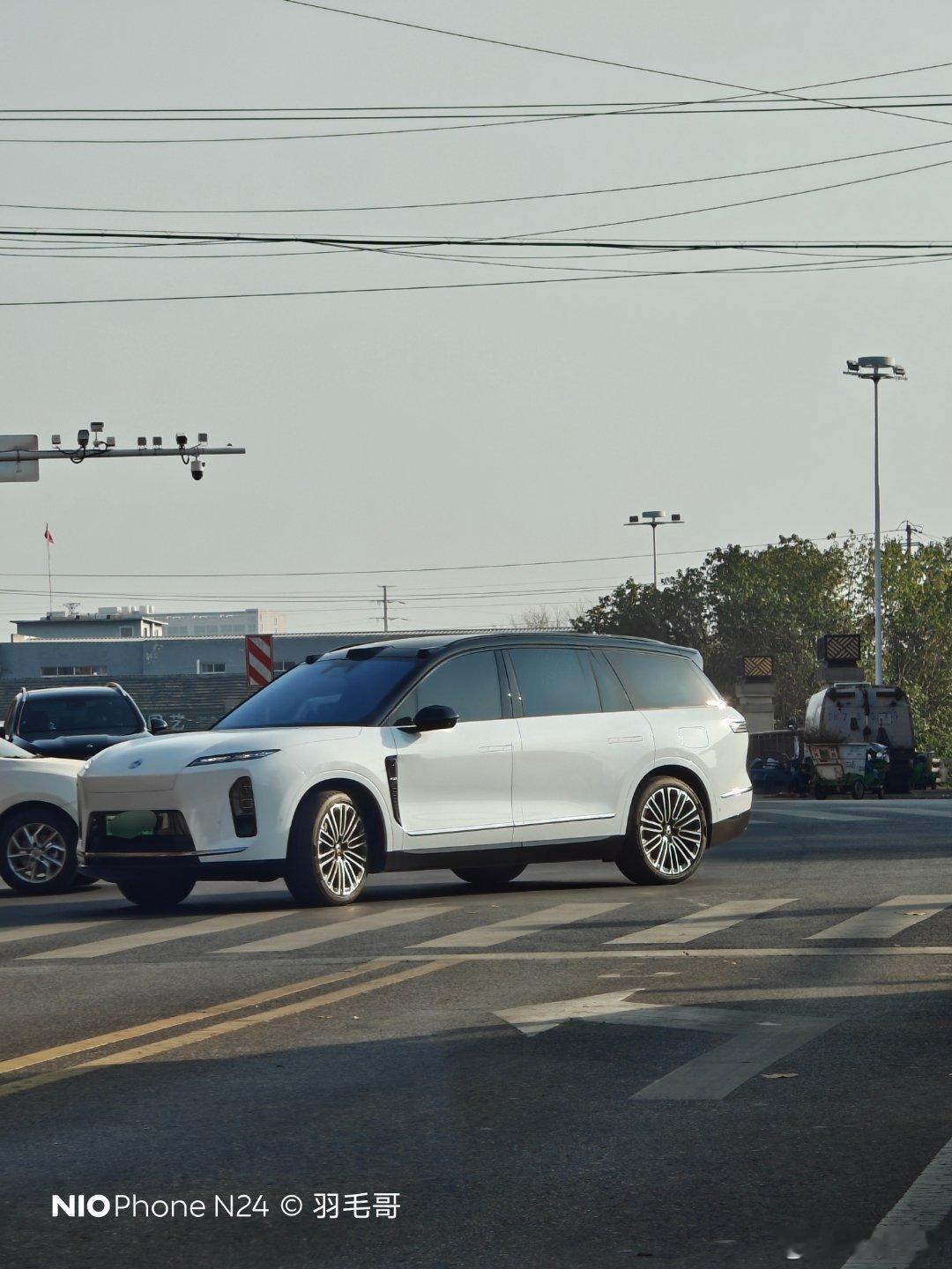 小城偶遇一台白色新8签名版，期待一个路口看到多台新8的场面，全面做大保有量，形成