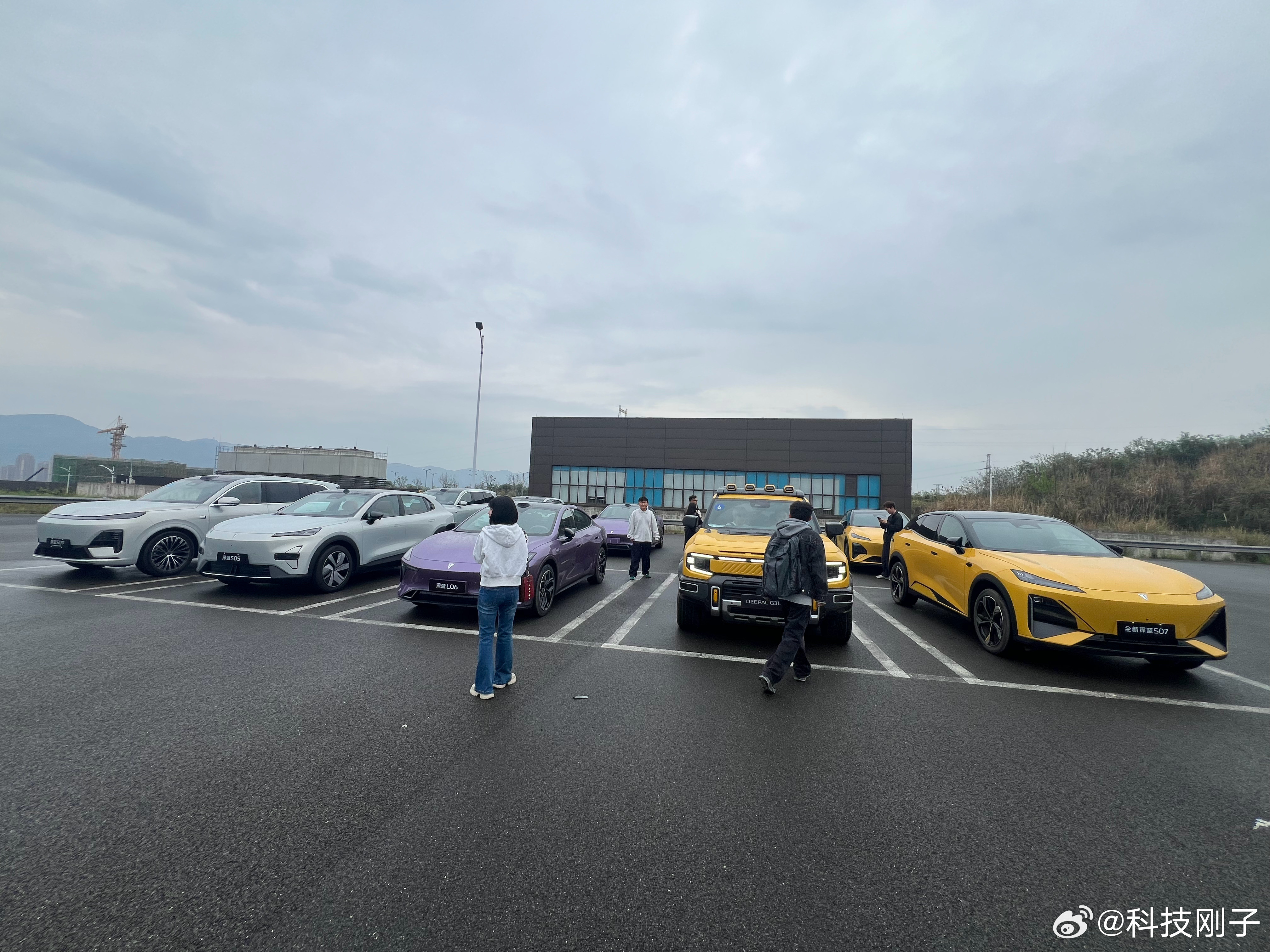 逛完长安研发中心，品牌方安排我们试驾深蓝目前在售的全系车型试驾。说实话之前没开过