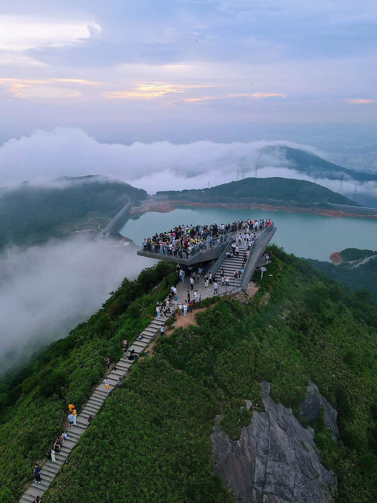 深圳梅沙尖全景云海好美，宛如人间仙境登山路线：茶溪谷停车场→公交云海专线到梅沙