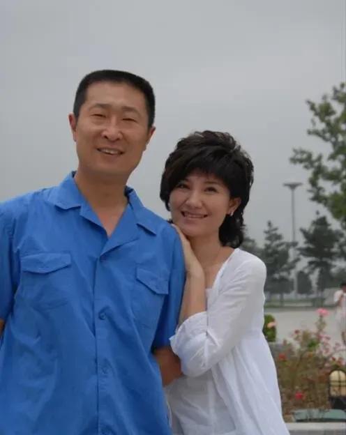 林永健虽然其貌不扬，但是老婆长的好漂亮！好喜庆啊！笑容甜美，气质如兰，笑起来很灿