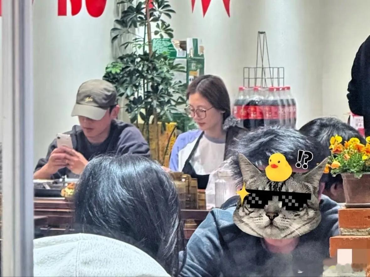 有网友在普陀山偶遇郑恺苗苗，这夫妻俩很踏实稳重，一看就是过日子的人！苗苗几乎连着