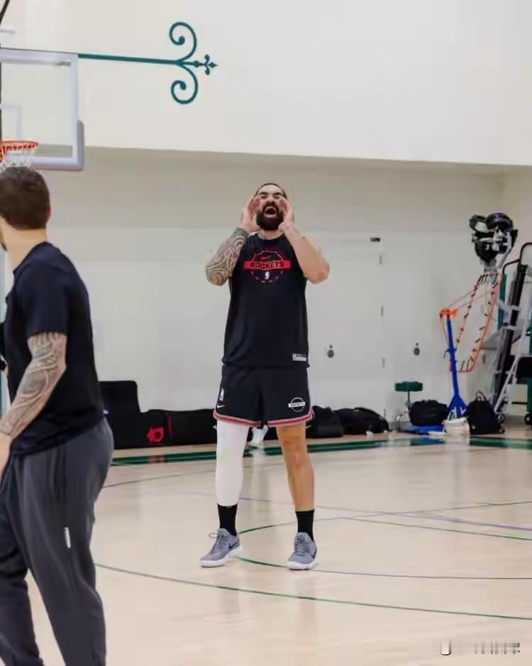 我强烈建议火箭中锋亚当斯增加自己的出手数！在今天火箭客场以102:103不敌开拓