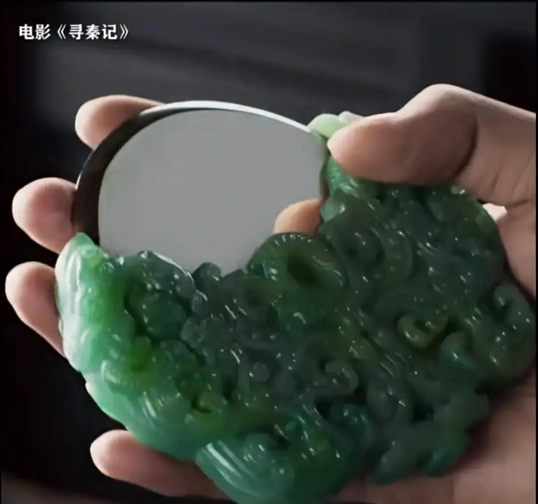 电影版寻秦记把穿越器换了。以前TVB剧里是块金属牌，很科幻。现在电影里改成了一块