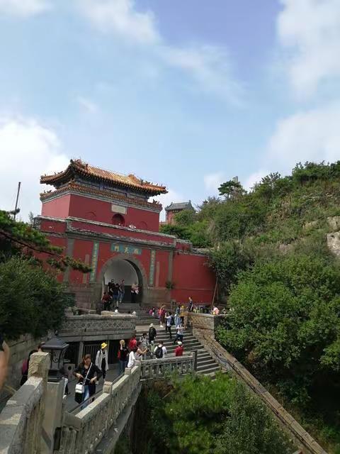 石阶蜿蜒通南天门，红墙绿树映晴空。游览名山古迹，心随景动🏯🌿