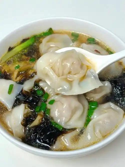 昨天在市一院边上的一个小饭店吃早餐，小饭店是夫妻店，房间不大，有十几个平方，四五