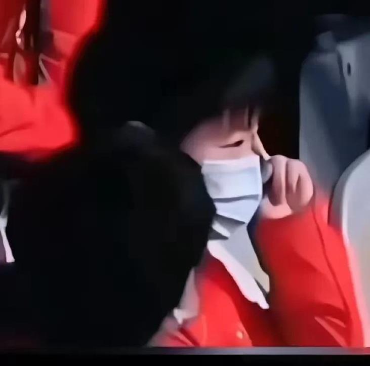 终于明白莎莎这个手势是什么意思了，当时王楚钦大比分落后，进攻屡屡受挫，一时