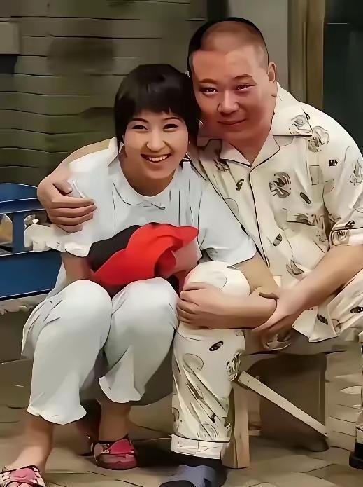 千万别信“隔行如隔山”。郭德纲在台上抖相声包袱时，闫学晶甩着手绢就闯进来了——