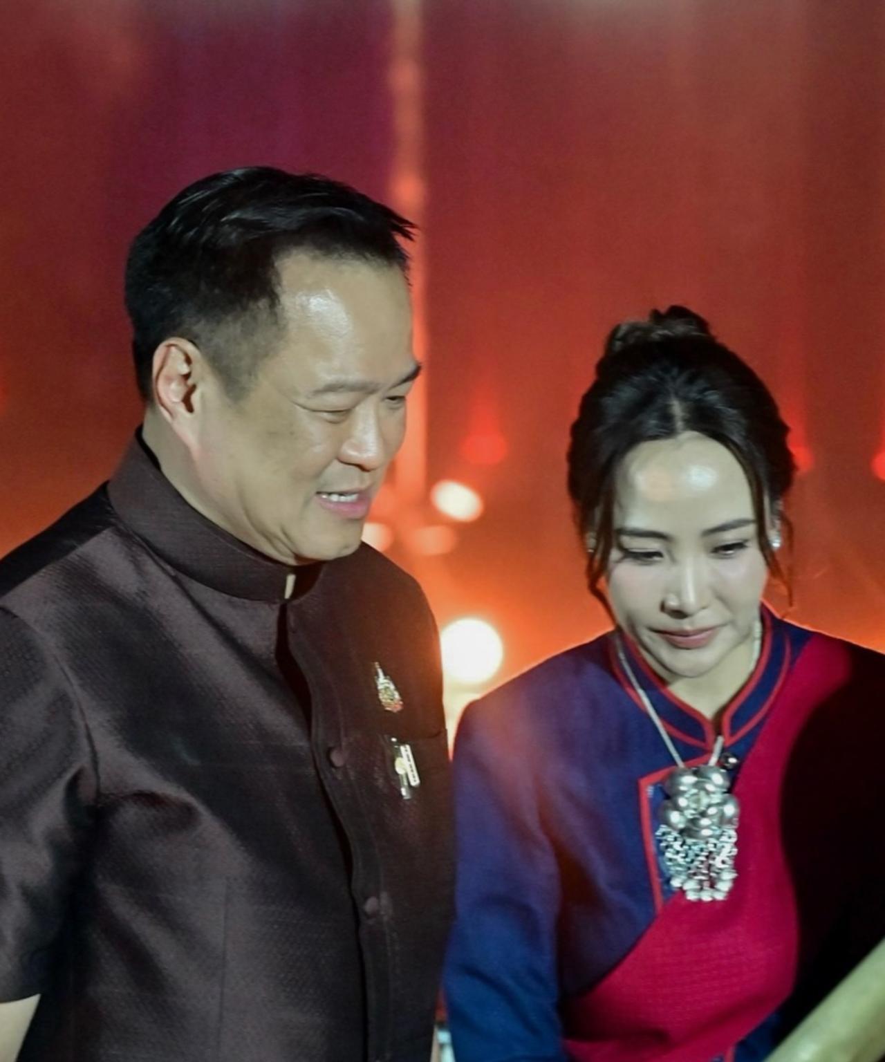 泰国第一夫人年仅38岁，比老公足足小20岁现任泰国第一夫人年轻貌美、风格百变，