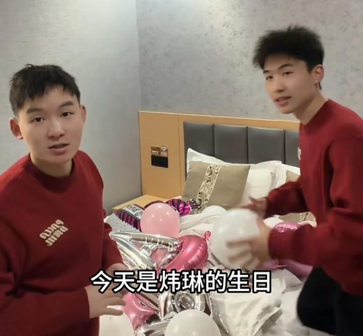 我以为，22岁的生日，就这样被全世界遗忘了。哥哥和朋友一整天“人间蒸发”，电话