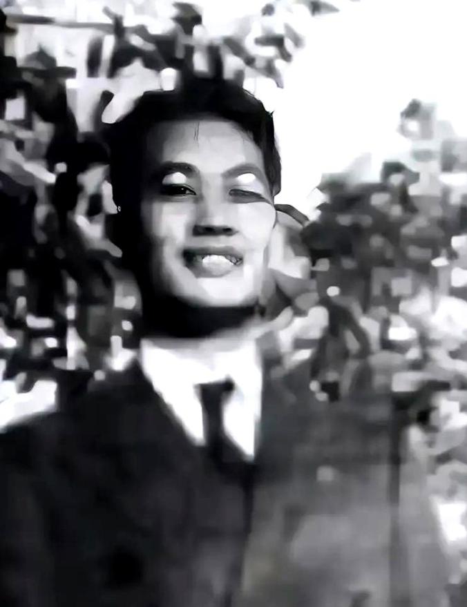 1942年的南京，汪精卫老婆穿着睡衣趿拉着鞋，指着日本宪兵队长的鼻子破口大骂。就