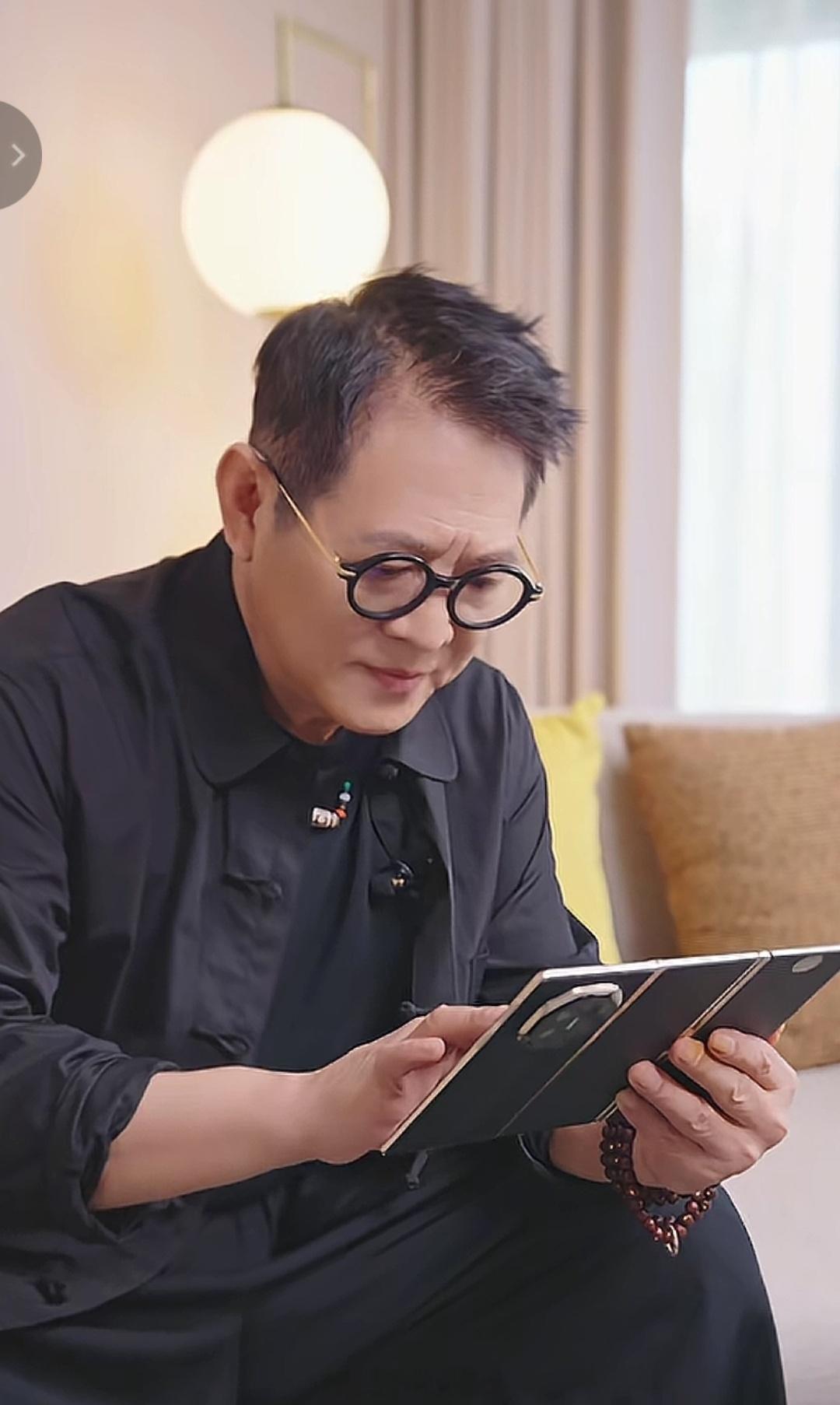 李连杰也用上了华为三折叠，还给女儿提了一辆智界R7当结婚礼物​​​