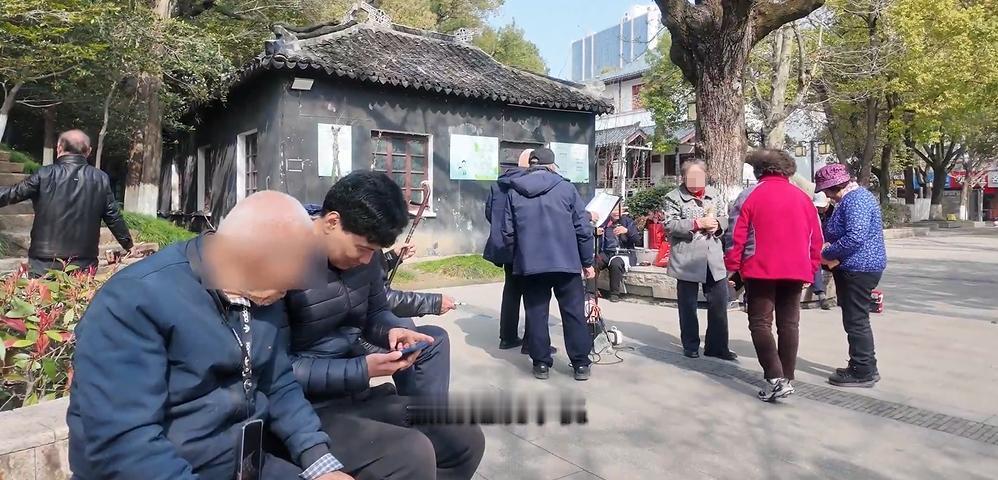 【苏州36岁男子当“全职孙子”爆火！月入5000，工作竟是陪老人遛弯玩手机】