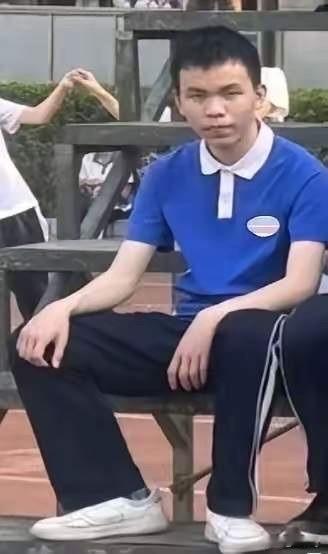 有网友说对于恶魔就不应该打码，必须让大家都看看他长什么样！在家庭条件方面，钟