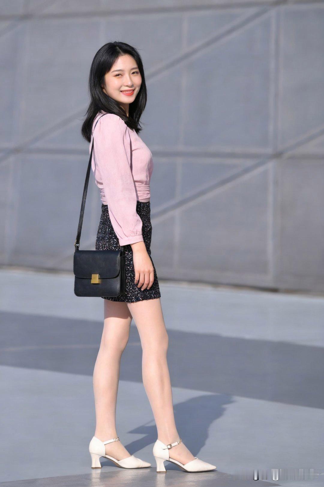 想成为元气少女，粉色上衣+黑色短裙这对组合可不能错过！就像街拍里的小姐姐，粉色上