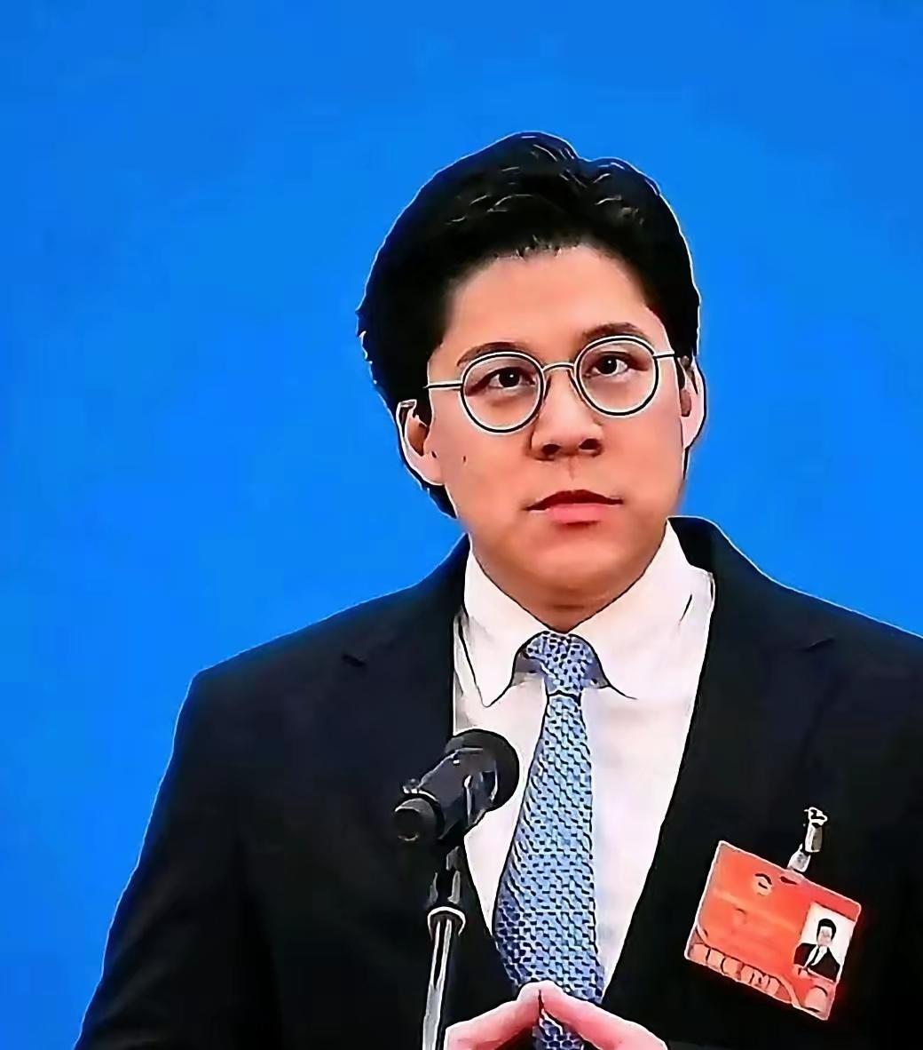 我表弟前阵子去商场，正好撞见霍启刚了，回来跟我念叨了半天，说这人和电视里完全不一