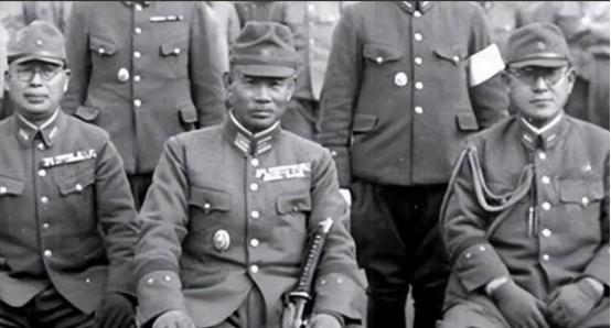 1939年，日军召开宴会，一个军统特工趁机混入其中，他拿出了一包剧毒，悄悄撒进酒