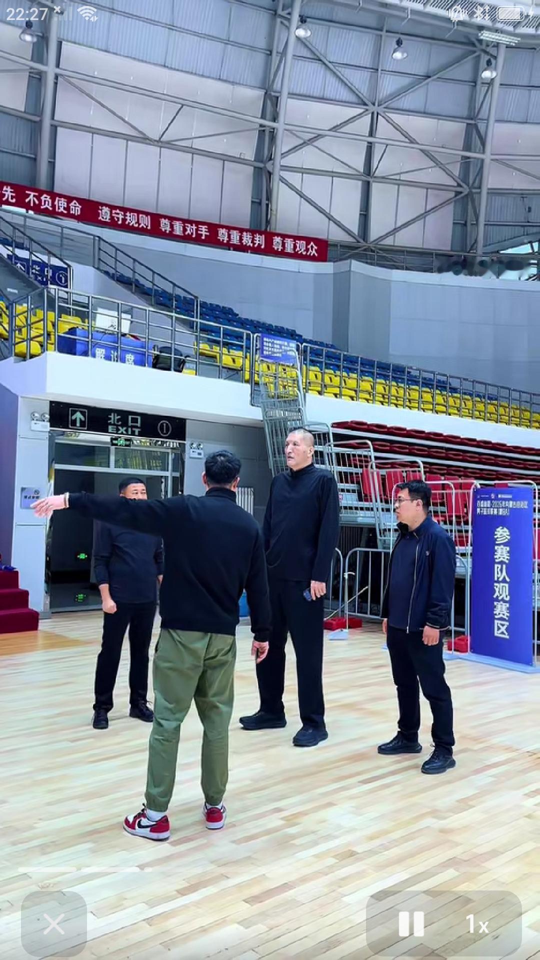 【中国篮球名宿，内蒙古篮球协会会长巴特尔来到蒙BA赛区，实地考察场馆设施，细致