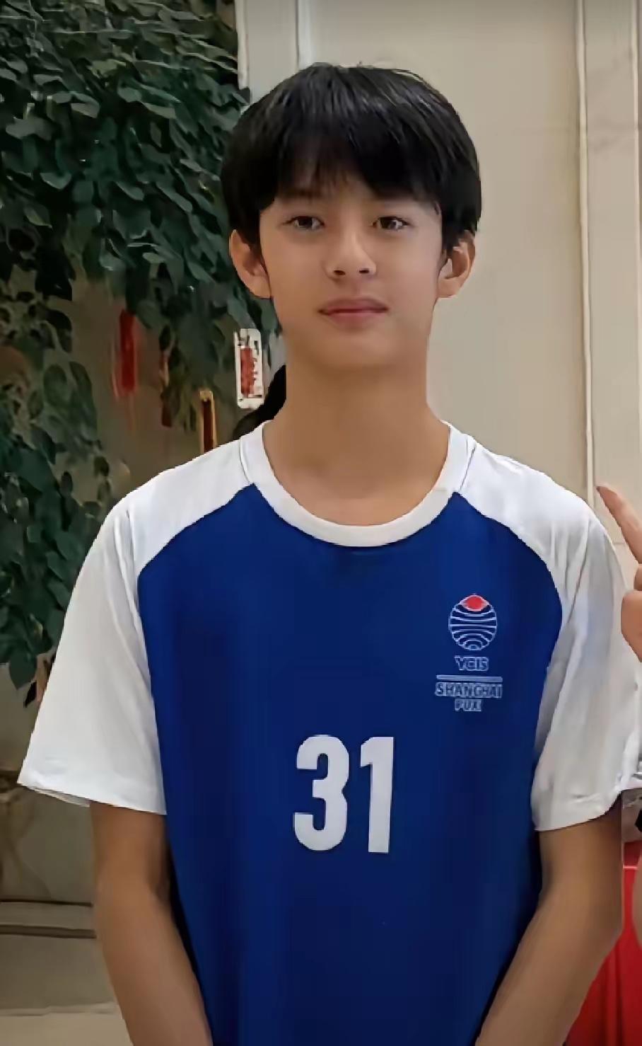 孙俪的儿子太帅了，长相特别像妈妈，小小年纪高大帅气。邓超和孙俪都是娱乐圈明星