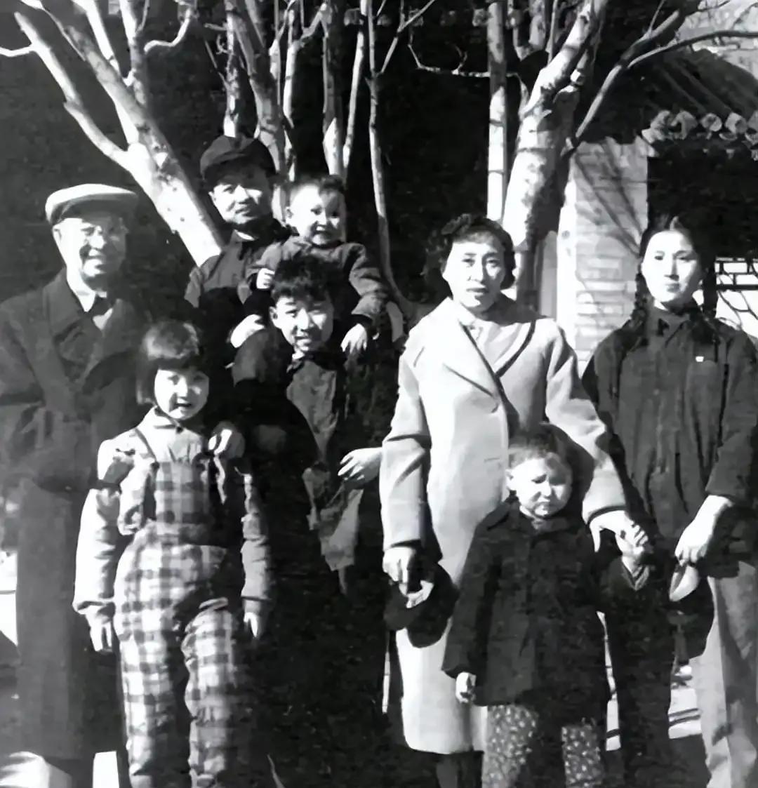 1958年，陈庚的儿媳妇钱如琴第一次来家后，看到开门的竟然是一名身穿便衣，头戴瓜