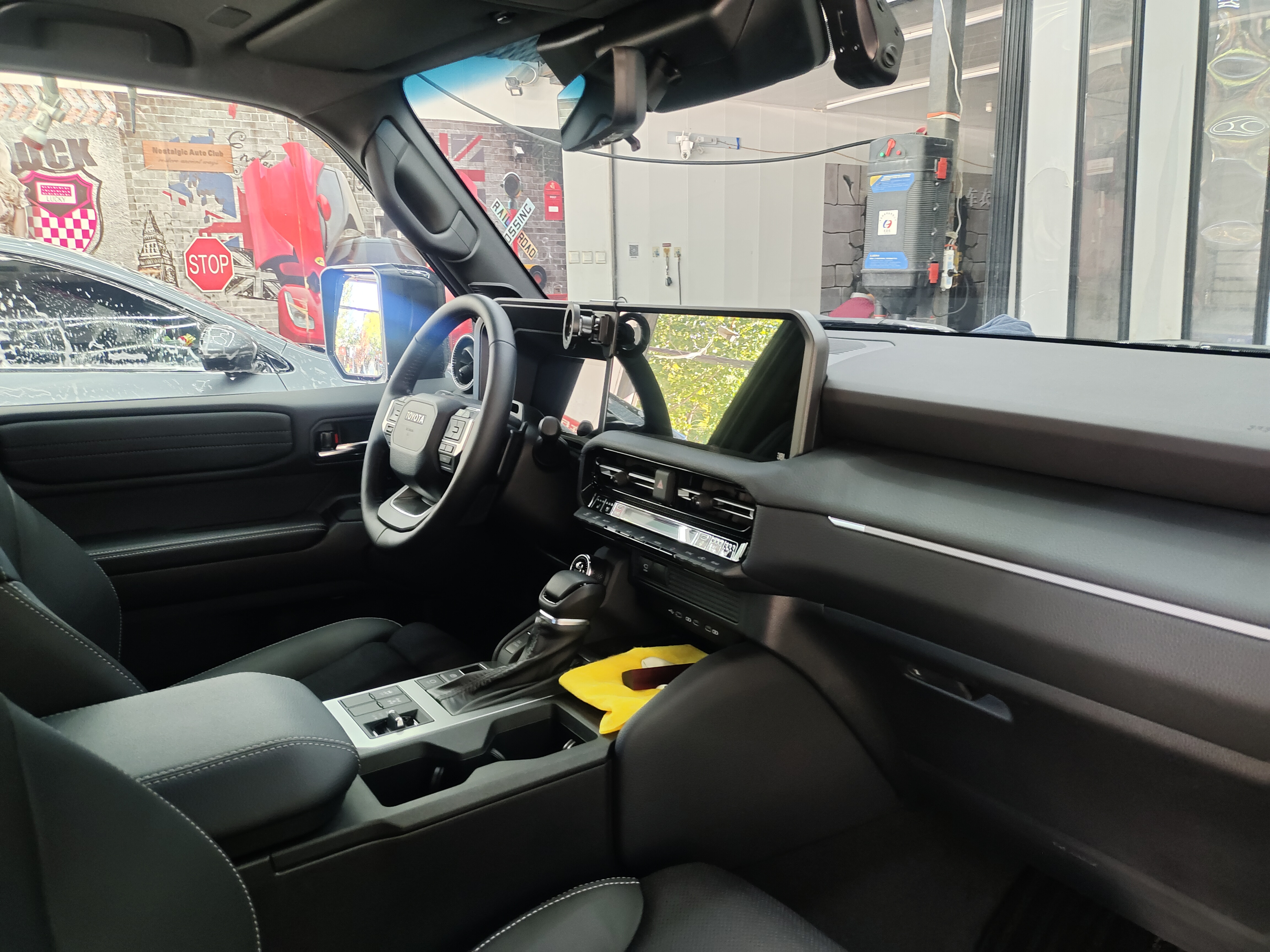 今天店里洗了一台方盒子造型的丰田SUV车，猛一看，还以为坦克系列呢！问车主才知道，原来是新款的普拉多