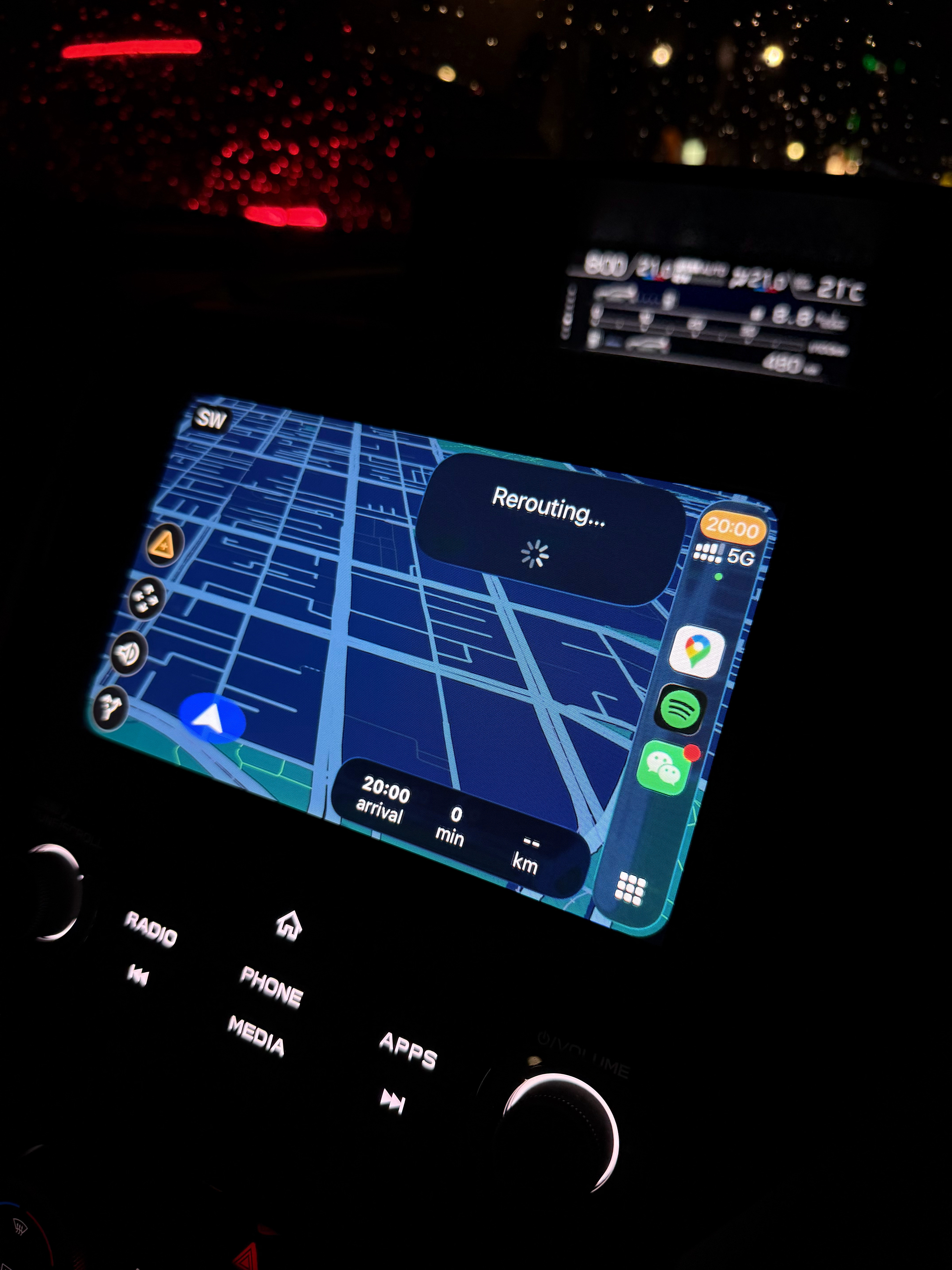 才见到iOS26的CarPlay，也是液态玻璃+悬浮UI了。​​​