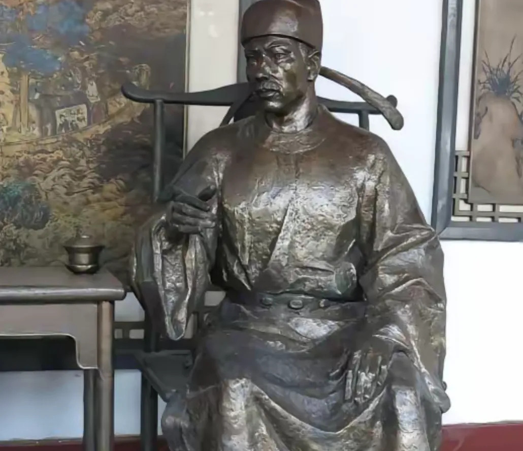 1042年，西夏铁骑突袭泾州。知州滕子京率数千民兵死守孤城，杀牛犒军，血战三日。