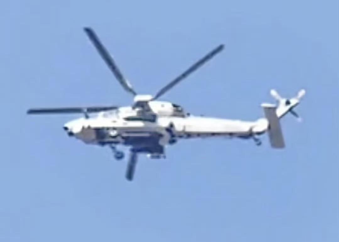 白色涂装的Z-21武装直升机，机腹下还挂着副油箱。这个涂装以前没见过，以前都是绿