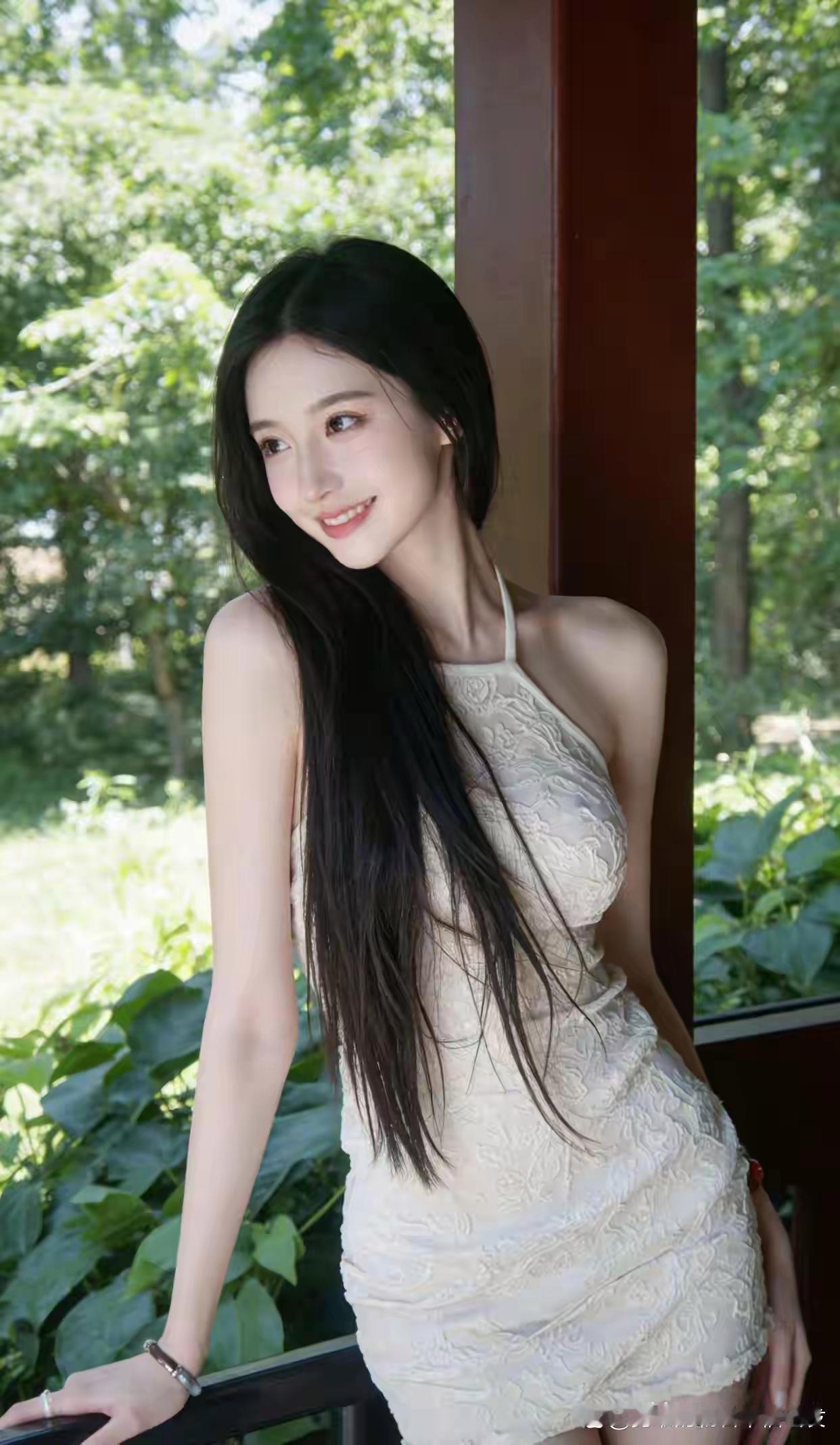 绿树掩映中，美人倚栏笑。