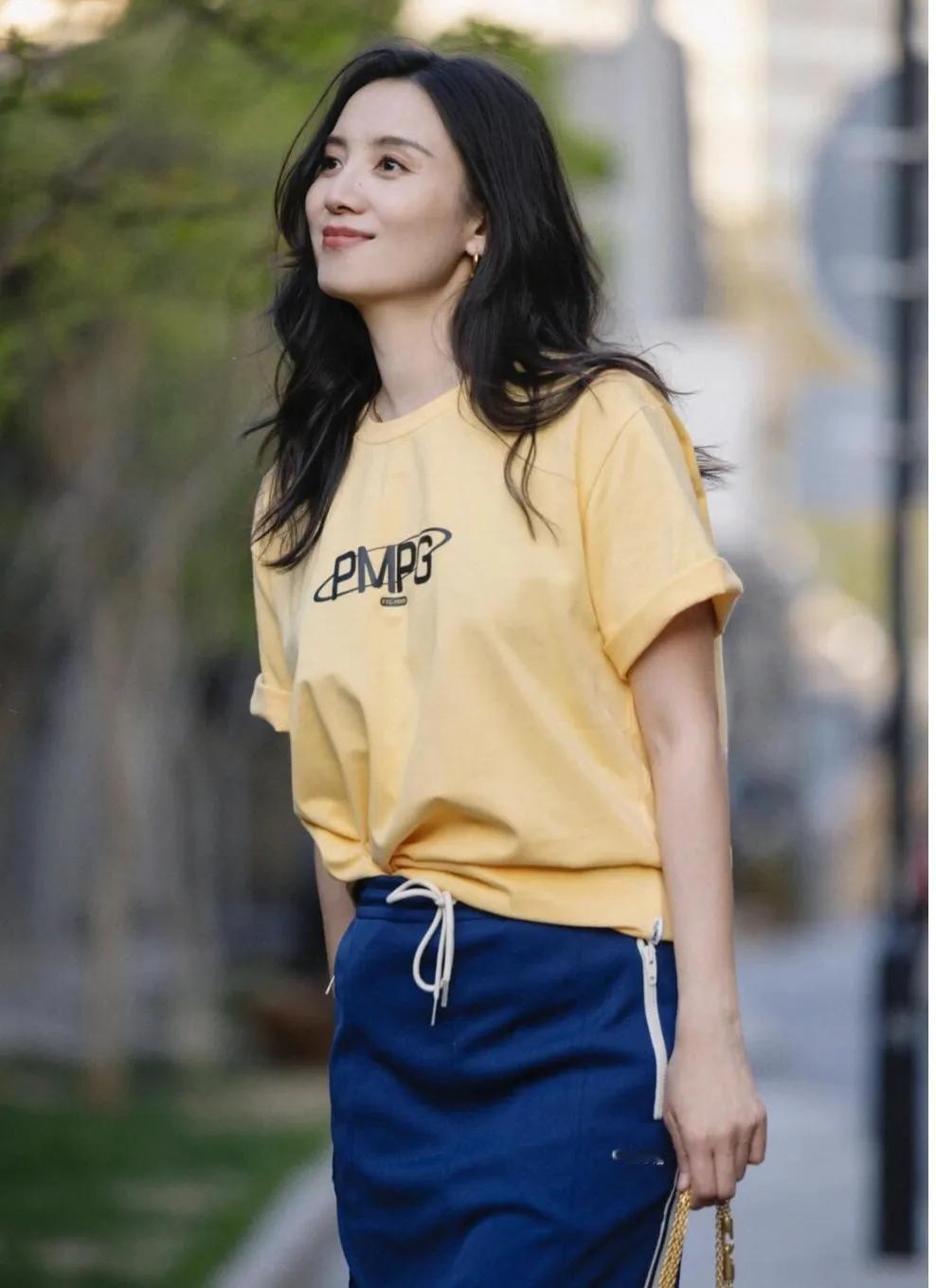 宋佳春日氛围感太绝🌼奶黄印花T恤+宝蓝休闲卫裙撞色清爽亮眼，休闲随性又减龄