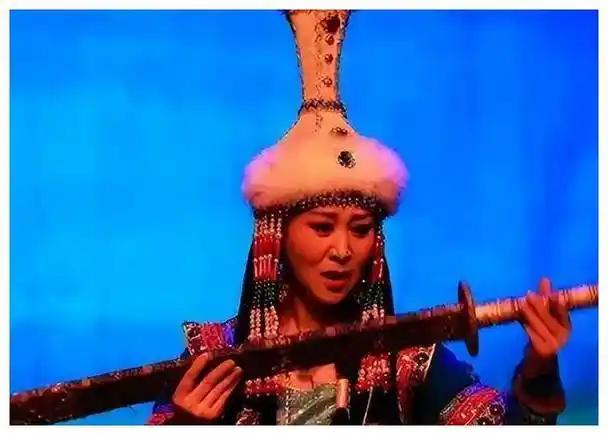此人是女版成吉思汗，统一了蒙古，32岁嫁给7岁男孩，生下8个孩子蒙古草原上，成