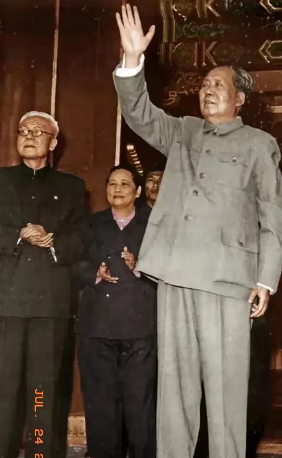 珍贵的老照片。1960年4月23日，中南海怀仁堂广场，毛主席，朱德委员长等接见