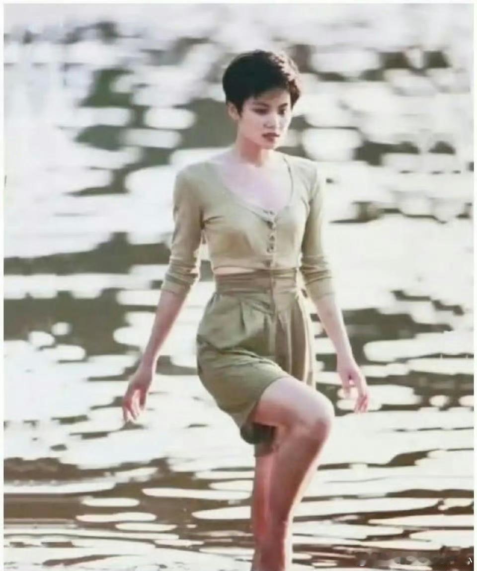 1990年的王菲，除了唱功了得，体态和身材也是顶流