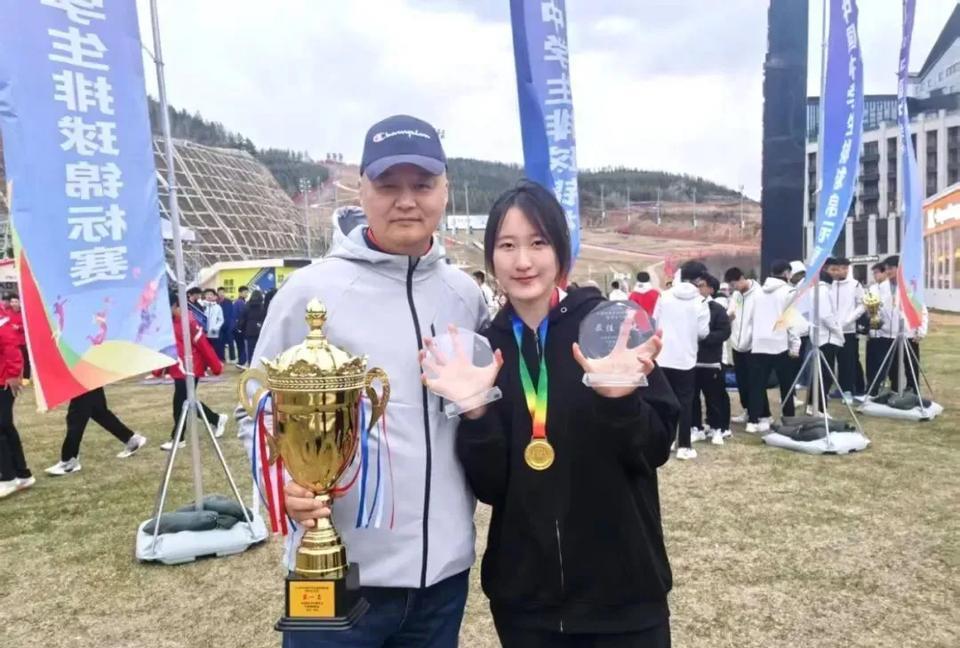 张籽萱的沙排搭档韩欣宇上个月斩获赛事MVP。16岁女排小将张籽萱首次打成年队比赛