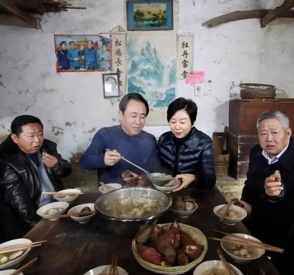 许家印的父亲许贤高，是位老八路。老人出殡当天，许家印并未现身，后事，全由哥哥许家