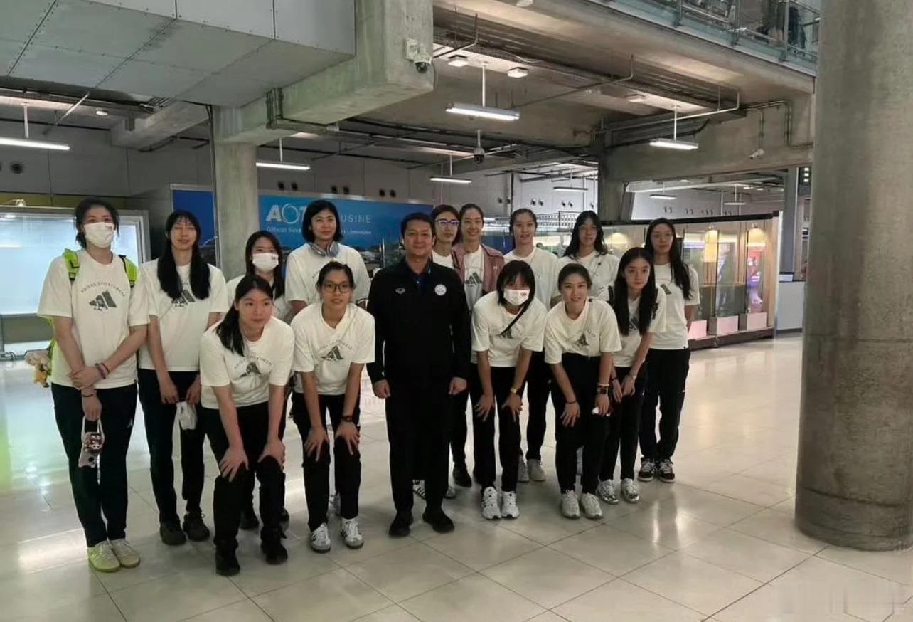 中国女排2025女排世锦赛中国女排安全抵达泰国曼谷，看着不像是素万那普机场，廊曼