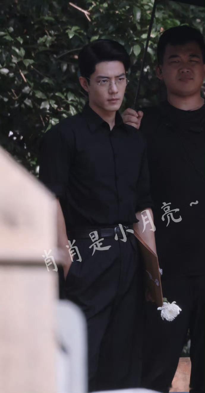 肖战allblack西装路透流出，黑西装衬托出挺拔身形，冷脸状态下的他气场十