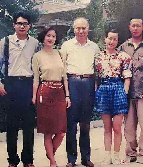 这是一张三十多年前拍摄于香港的老照片，从照片中不难看出年轻时的刘晓庆容貌清秀，皮