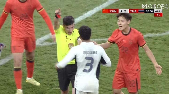 比赛最后时刻。麦麦提江出示2张红牌，玄智健+泰国3号均被罚下03月25日，西安