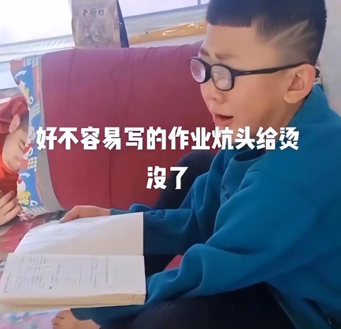 河南8岁留守儿童吴佳俊，为给患病爷爷省医药费，反复擦拭作业本字迹，被老师暖心帮扶