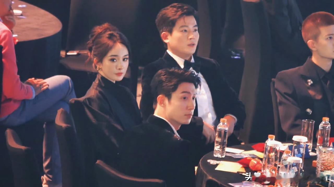 杨幂这头脸比也太小了吧！图片里感觉她头小到像开了特效，配上那双会说话的眼睛，整