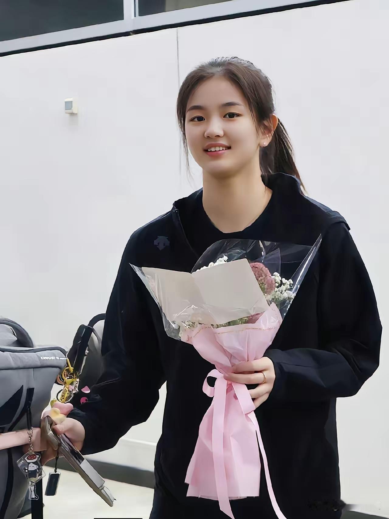 韩国美女金娜英险涉过首关！多哈冠军赛，韩国美女金娜英对阵新加坡选手曾尖。曾尖实力