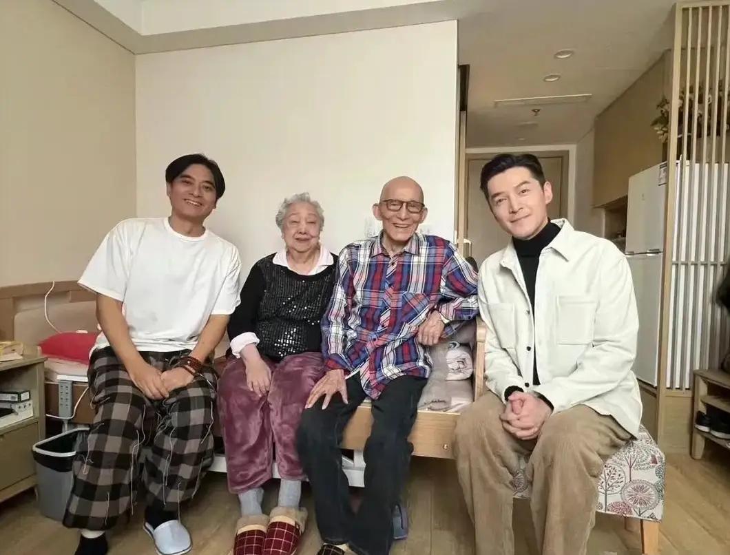 钱再多有什么用，92岁的游本昌带妻子入住养老院，不管是两口子自愿的，还是子女的